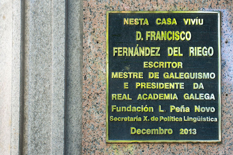 Placa conmemorativas no edificio Casa de Fernández del Riego, Vigo